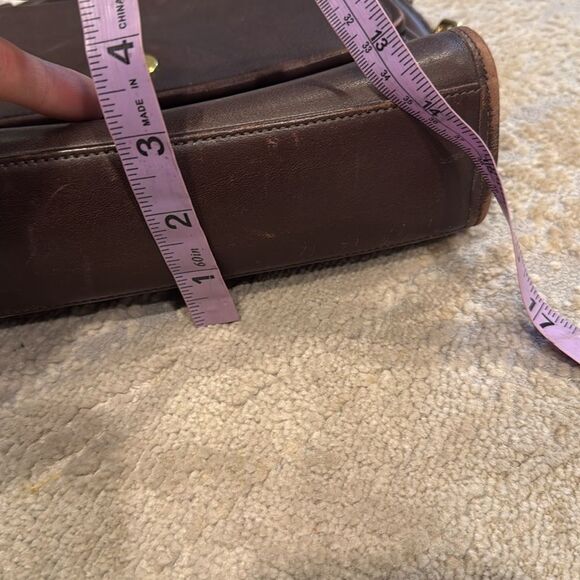 Coach
Leather handbag
Brown, Leather made in USA 1992 GUc check
With book - Picture 15 of 16